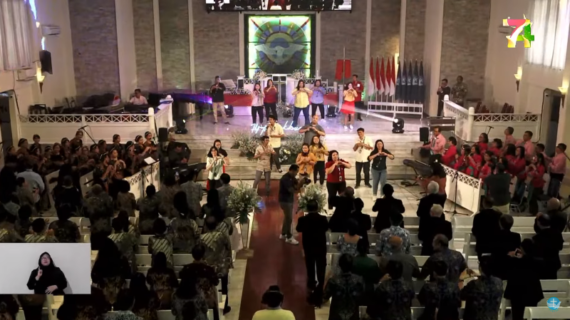Suasana bahagia sambut perintah Tuhan untuk melayani orang sakit.